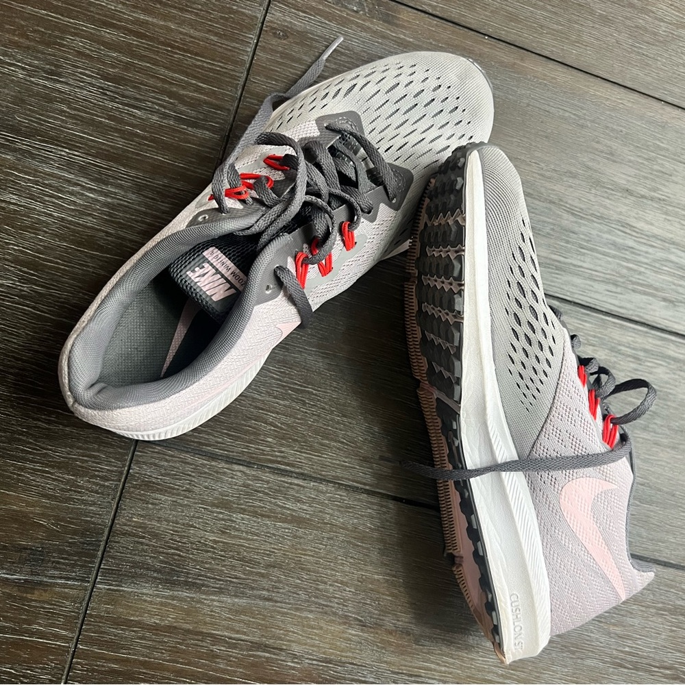 Like new Nike women’s sneakers.